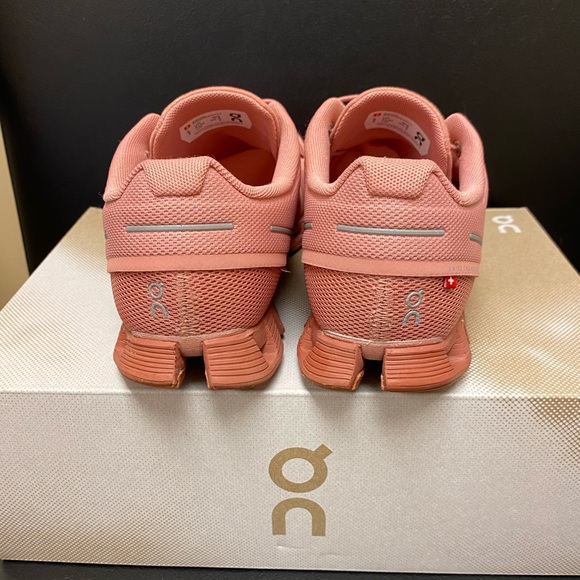 On cloud shoes size 9 color rose - Picture 2 of 5